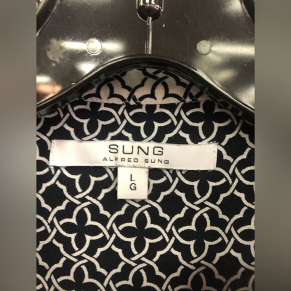 SUNG BY ALFRED SUNG BLOSE WHITH BUTTONS DOWN in size large - Picture 5 of 6